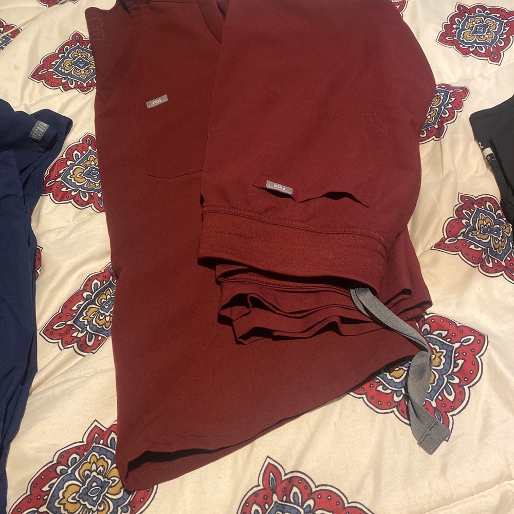 Maroon fig scrubs size small